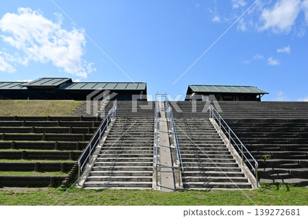 笠松港公園（岐阜縣）的涼亭和台階 139272681