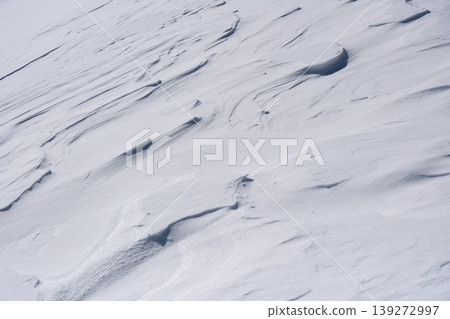 美麗的、規則的斜線在雪地上形成風蝕圖案——這是一張以大自然繪製的幾何圖案為背景的圖片。 美麗的、規則的斜線在雪地上形成風蝕圖案——這是一張以大自然繪製的幾何圖案為背景的圖片。 139272997