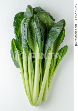 A top-down view of Japanese mustard spinach (white background, with space for copying). A top-down view of Japanese mustard spinach (white background, with space for copying). 139273047