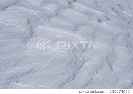 The wind patterns on the snowfield, created by the complex movements of the wind, and the overlapping curves create a beautiful white texture background. The wind patterns on the snowfield, created by the complex movements of the wind, and the overlapping curves create a beautiful white texture background. 139273053