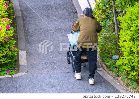 日本橫濱崎嶇不平的地形…一位戴著口罩的老婦人坐在四輪車上…車身劇烈搖晃…=橫濱市 日本橫濱崎嶇不平的地形…一位戴著口罩的老婦人坐在四輪車上…車身劇烈搖晃…=橫濱市 139273742