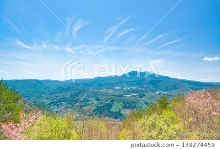 栃木縣那須鹽原市:鹽原溫泉和高原山的景色,綠樹成蔭,櫻花盛開。 栃木縣那須鹽原市:鹽原溫泉和高原山的景色,綠樹成蔭,櫻花盛開。 139274459