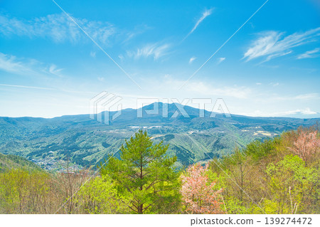 栃木縣那須鹽原市：鹽原溫泉和高原山的景色，綠樹成蔭，櫻花盛開。 139274472