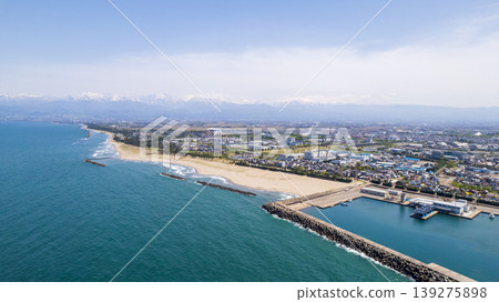 -Aerial view- The beautiful coastline of Toyama Bay and Iwasehama Beach with the snow-capped Tateyama mountain range in the background. 139275898