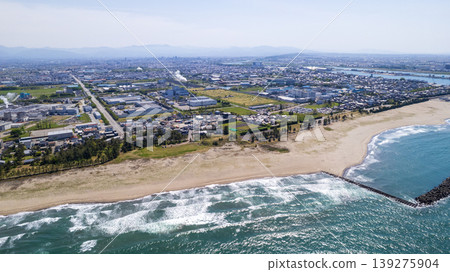 -Aerial view- A coastal townscape and factory complex with the Tateyama mountain range in the background - Industrial landscape of Toyama Prefecture -Aerial view- A coastal townscape and factory complex with the Tateyama mountain range in the background - Industrial landscape of Toyama Prefecture 139275904