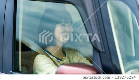 一位女士開車,看起來很享受這個過程。 一位女士開車,看起來很享受這個過程。 139276254