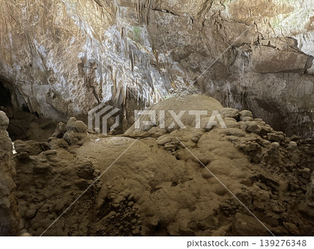 Cave formation and caverns, geologic background Cave formation and caverns, geologic background 139276348