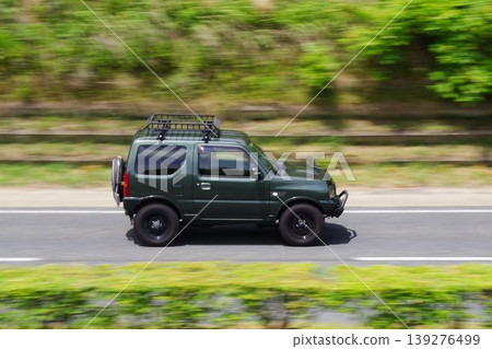 汽車搖攝鏡頭：鈴木吉姆尼的側面視圖 139276499