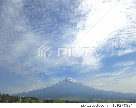 Snow-covered Mt. Fuji Snow-covered Mt. Fuji 139278854