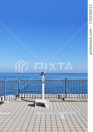 俯瞰大海的望遠鏡;雙筒望遠鏡和海洋景色;旅遊望遠鏡;圖像素材。 俯瞰大海的望遠鏡;雙筒望遠鏡和海洋景色;旅遊望遠鏡;圖像素材。 139280013