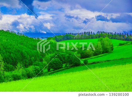 綠色的山丘和廣闊的鄉村景色 139280100