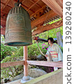 一位穿著和服的人正在日本寺廟敲鐘。 139280240