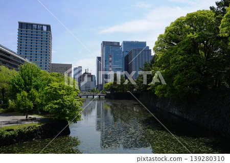 高樓林立，護城河上架著平川橋；四月，千代田區 11:20，平川橋/皇宮 139280310