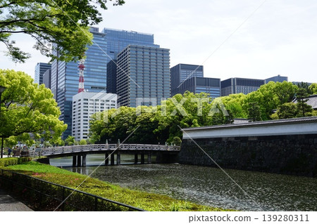 High-rise buildings and Hirakawa Bridge over the moat, April, Chiyoda 11/21, Hirakawa Bridge/Imperial Palace 139280311