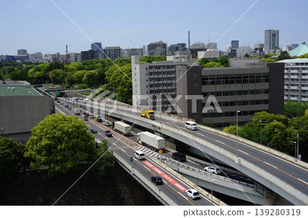 首都高速公路內環線穿過一片摩天大樓群。 4月，千代田 11:29 首都高速公路內環線 139280319