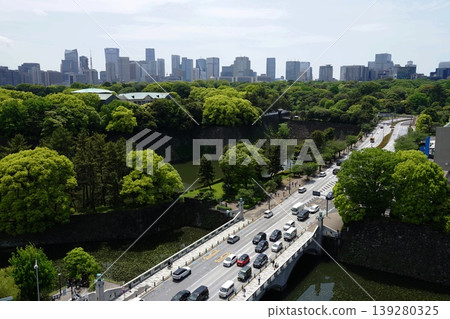 摩天大樓、皇居和竹橋 四月 千代田 11:35 皇居、摩天大樓、北瀧峽和竹橋 139280325