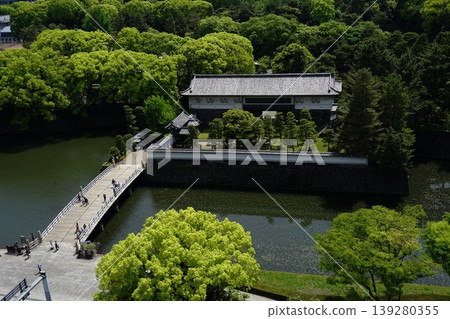 1165年4月,千代田區,平川橋和平川門倒映在皇宮的鬱鬱蔥蔥中。皇宮和摩天大樓,平川門。 1165年4月,千代田區,平川橋和平川門倒映在皇宮的鬱鬱蔥蔥中。皇宮和摩天大樓,平川門。 139280355