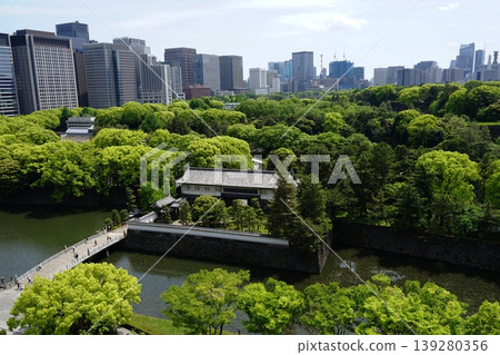 Hirakawa Bridge and Hirakawa Gate stand out against the backdrop of skyscrapers and the fresh greenery of the Imperial Palace. April, Chiyoda 1166. Imperial Palace, skyscrapers, and Hirakawa Gate. 139280356