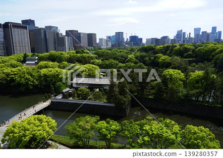 平川橋和平川門在摩天大樓和皇宮蔥鬱綠植的映襯下格外醒目。 1167年4月,千代田區,皇宮與摩天大樓/平川門 平川橋和平川門在摩天大樓和皇宮蔥鬱綠植的映襯下格外醒目。 1167年4月,千代田區,皇宮與摩天大樓/平川門 139280357