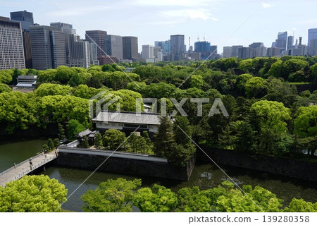 平川橋和平川門在摩天大樓和皇宮蔥鬱綠植的映襯下格外醒目。千代田區,1168年4月。皇宮、摩天大樓和平川門。 平川橋和平川門在摩天大樓和皇宮蔥鬱綠植的映襯下格外醒目。千代田區,1168年4月。皇宮、摩天大樓和平川門。 139280358