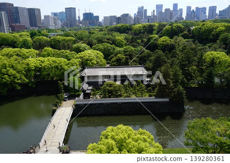 Hirakawa Bridge and Hirakawa Gate stand out against the backdrop of skyscrapers and the fresh greenery of the Imperial Palace. April, Chiyoda 1171 Imperial Palace and skyscrapers, Hirakawa Gate Hirakawa Bridge and Hirakawa Gate stand out against the backdrop of skyscrapers and the fresh greenery of the Imperial Palace. April, Chiyoda 1171 Imperial Palace and skyscrapers, Hirakawa Gate 139280361