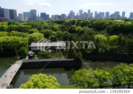 Hirakawa Bridge and Hirakawa Gate stand out against the backdrop of skyscrapers and the fresh greenery of the Imperial Palace. April, Chiyoda 1174 Imperial Palace and Skyscrapers/Hirakawa Gate Hirakawa Bridge and Hirakawa Gate stand out against the backdrop of skyscrapers and the fresh greenery of the Imperial Palace. April, Chiyoda 1174 Imperial Palace and Skyscrapers/Hirakawa Gate 139280364