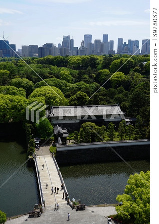 Hirakawa Bridge and Hirakawa Gate stand out against the backdrop of skyscrapers and the fresh greenery of the Imperial Palace. April, Chiyoda 1182 Imperial Palace and Skyscrapers/Hirakawa Gate Hirakawa Bridge and Hirakawa Gate stand out against the backdrop of skyscrapers and the fresh greenery of the Imperial Palace. April, Chiyoda 1182 Imperial Palace and Skyscrapers/Hirakawa Gate 139280372