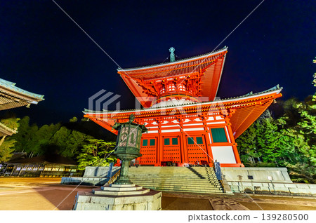 Night view of Danjo Garan, Koyasan: Konpon Daito (Great Pagoda) 139280500