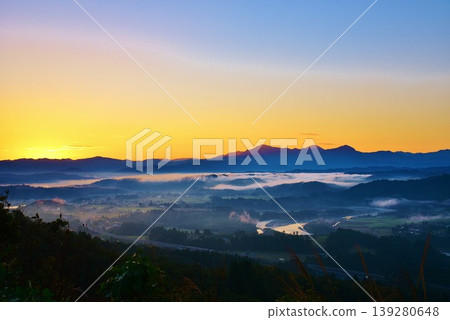 從小千屋山本山高原眺望越後三山,可以看到雲海和日出。 從小千屋山本山高原眺望越後三山,可以看到雲海和日出。 139280648