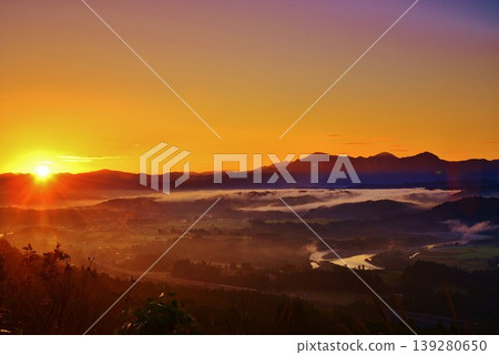 從小千屋山本山高原眺望越後三山,可以看到雲海和日出。 從小千屋山本山高原眺望越後三山,可以看到雲海和日出。 139280650