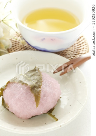 白盤上盛著櫻花年糕和日本茶。 白盤上盛著櫻花年糕和日本茶。 139280926