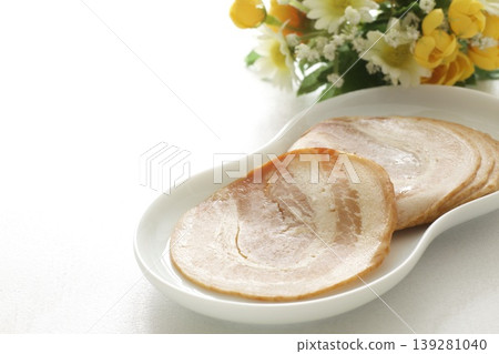 Sliced roast pork 139281040