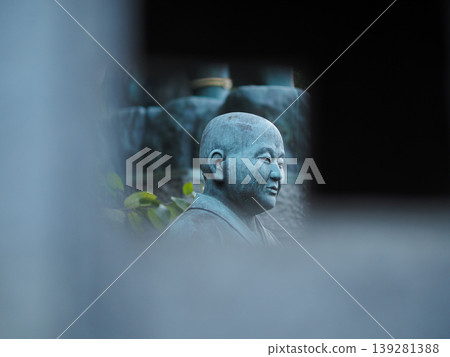 從石燈籠中眺望的佛像 139281388