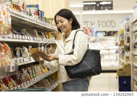 Women shopping at supermarkets Women shopping at supermarkets 139282065