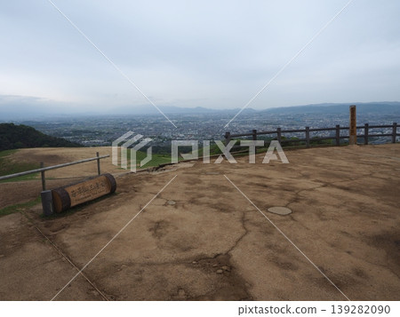 The feeling of openness at an altitude of 342m. The vast cityscape can be seen from the plaza at the summit of Wakakusayama. The feeling of openness at an altitude of 342m. The vast cityscape can be seen from the plaza at the summit of Wakakusayama. 139282090