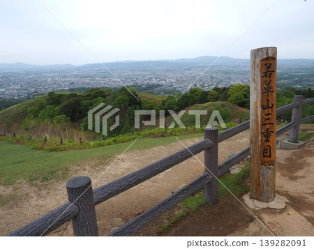 Along with proof of reaching the summit. A magnificent view of the ancient capital seen beyond the signpost at the top of Mt. Wakakusa. Along with proof of reaching the summit. A magnificent view of the ancient capital seen beyond the signpost at the top of Mt. Wakakusa. 139282091
