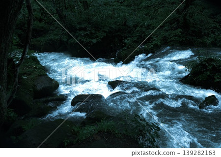 發光的山間溪流 發光的山間溪流 139282163