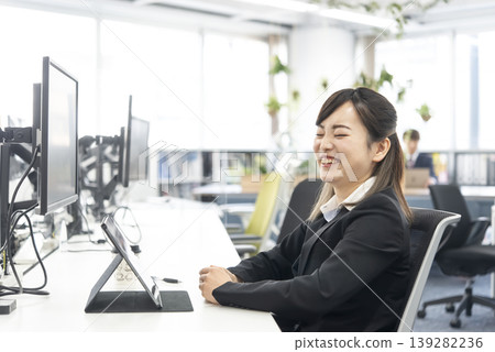 辦公室女郎在網路會議中微笑 辦公室女郎在網路會議中微笑 139282236