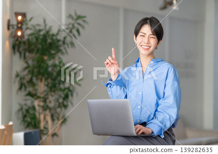 使用一台筆記本電腦的女人 139282635