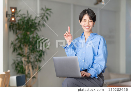 使用一台筆記本電腦的女人 139282636