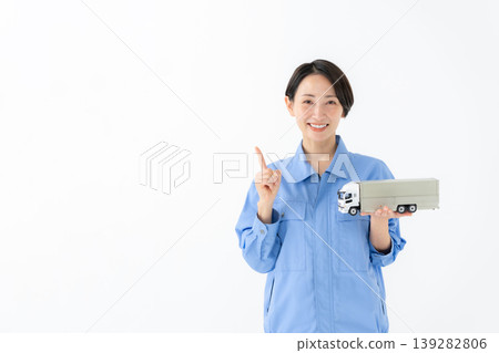 穿工作服的婦女 139282806
