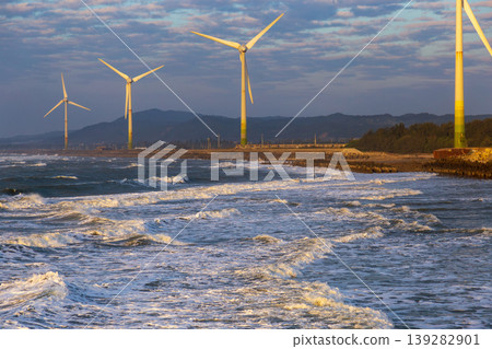 白色風力發電機矗立在海岸旁 139282901