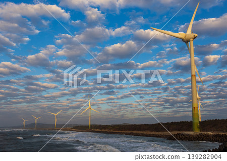 白色風力發電機矗立在海岸旁 白色風力發電機矗立在海岸旁 139282904