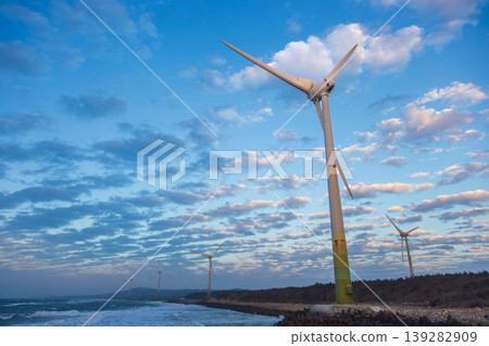 白色風力發電機矗立在海岸旁 白色風力發電機矗立在海岸旁 139282909