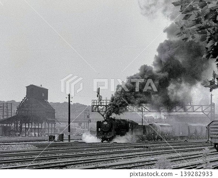 1973年9月,一列9600系列貨運列車從野方站駛出,行駛在井田線上。 1973年9月,一列9600系列貨運列車從野方站駛出,行駛在井田線上。 139282933