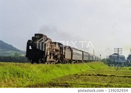 1974年5月,一輛D51型蒸汽機車牽引著一列客運列車駛近山陰本線黑村站。 1974年5月,一輛D51型蒸汽機車牽引著一列客運列車駛近山陰本線黑村站。 139282934