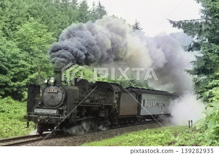1974年8月，C55-30型機車牽引客運列車行駛在宗谷本線鹽劊附近。 139282935