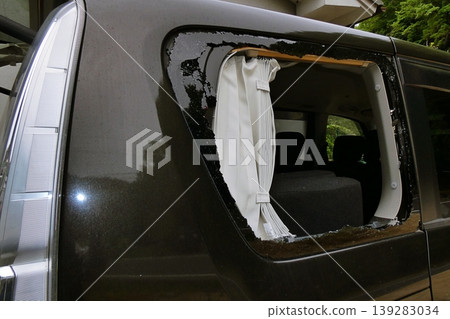 飛濺的碎片損壞了汽車車窗玻璃。 飛濺的碎片損壞了汽車車窗玻璃。 139283034