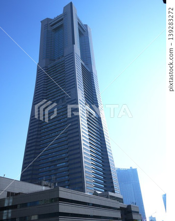 發光在藍天的地標塔 發光在藍天的地標塔 139283272