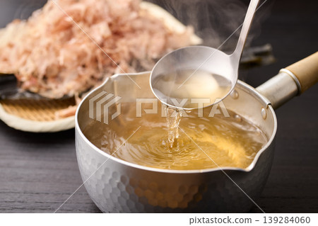 用湯匙舀起滾燙的高湯。 139284060